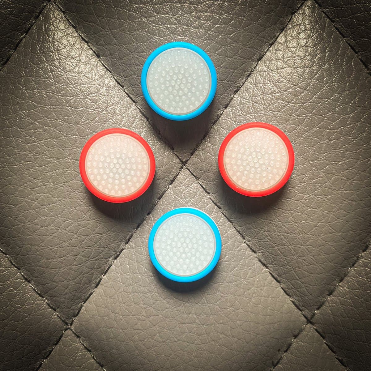 Gaming Thumb Grips - geschikt voor de Nintendo Switch (Oled, Lite) - 1 set = 4 duimgrips - wit/rood & wit/blauw