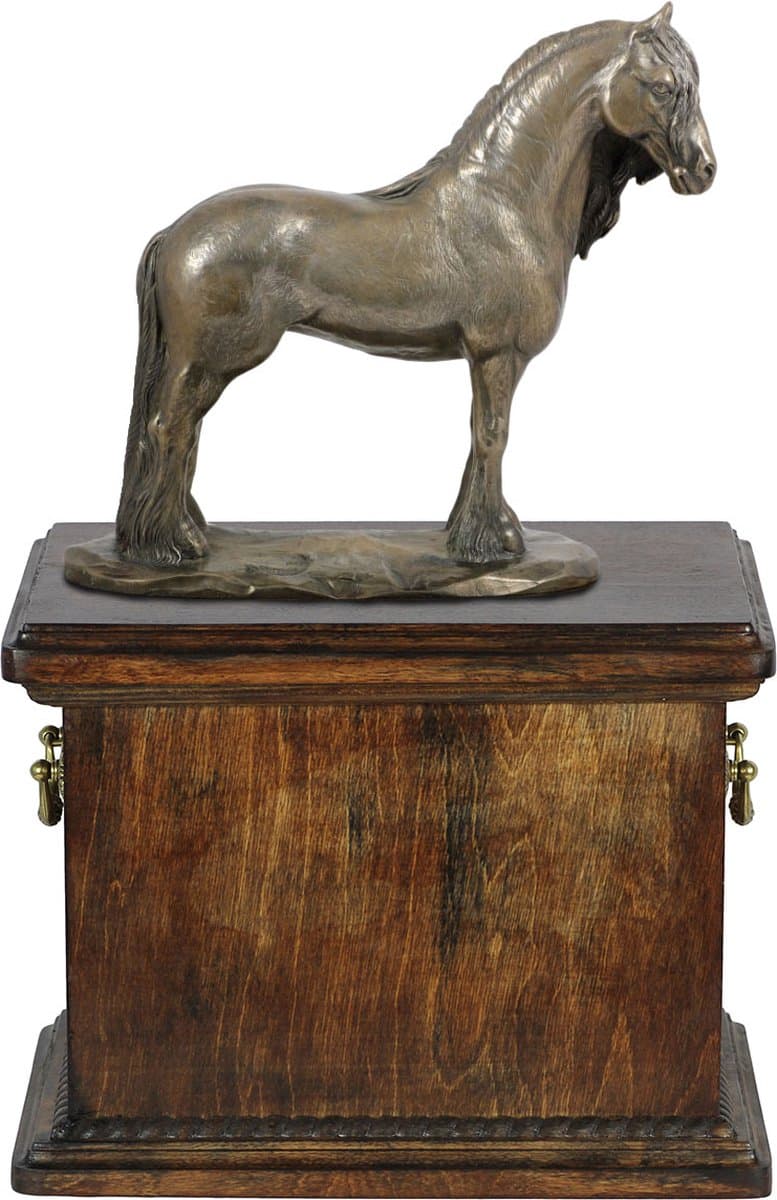 Elegante urn voor paardenas met beeldje van een Friese merrie en hond