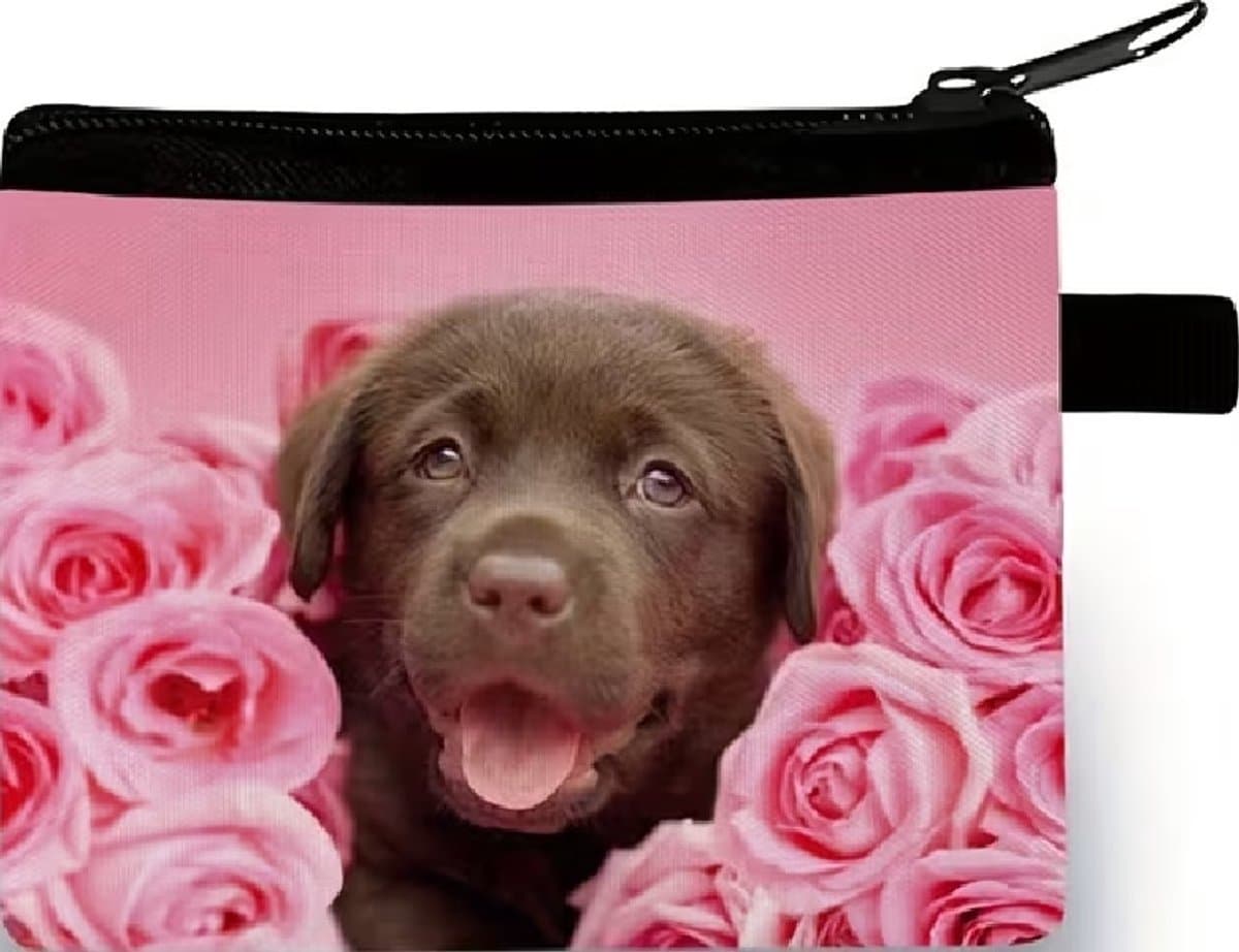 Gemakkelijk om erbij te hebben, dit handige rits portemonneetje 10x14cm. Een mooie afbeelding van een hond tussen de roze rozen. Erg leuk om voor jezelf te kopen of om cadeau te geven. Ook leuk bij Sinterklaas, Kerst of vakantie.