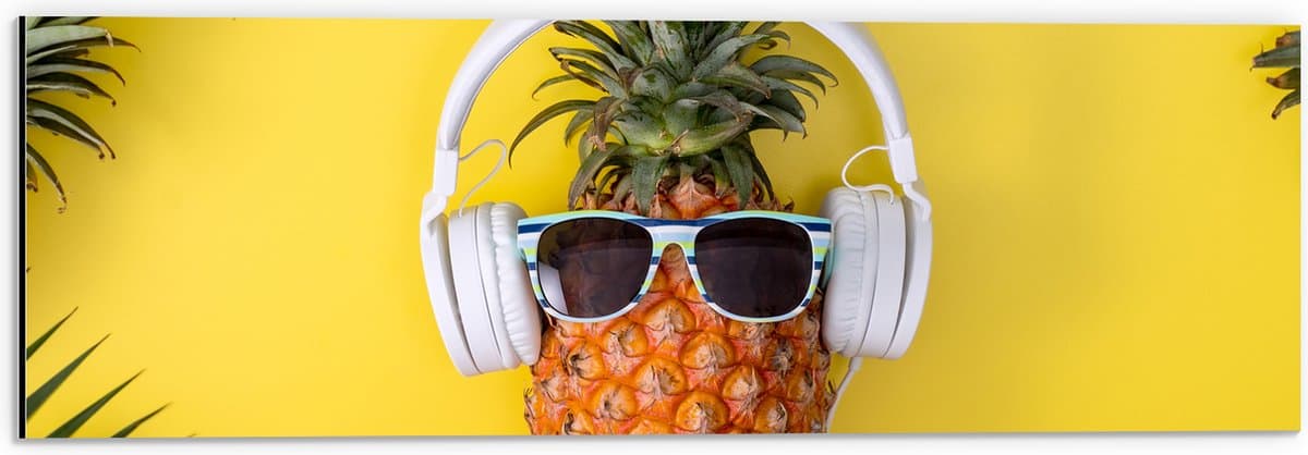 Dibond - Ananas met Witte Headset op Felgele Achtergrond - 60x20 cm Foto op Aluminium (Met Ophangsysteem)