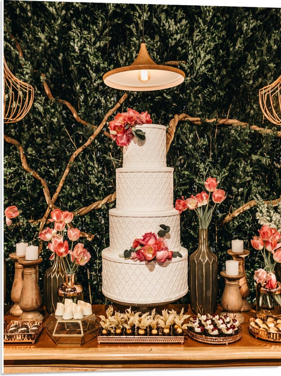 PVC Schuimplaat- Witte Stapeltaart Versiert met Roze Bloemen en Kleine Desserts - 60x80 cm Foto op PVC Schuimplaat