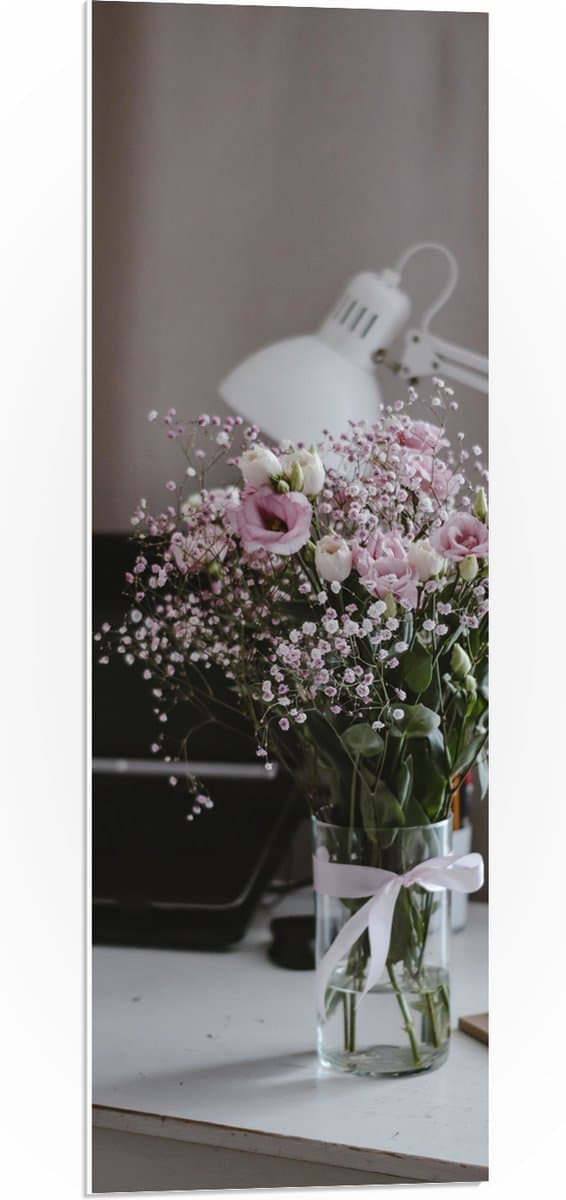 PVC Schuimplaat - Bloemen - Boeket - Water - Strik - Lamp - Telefoon - Bureau - Laptop - 30x90 cm Foto op PVC Schuimplaat (Met Ophangsysteem)