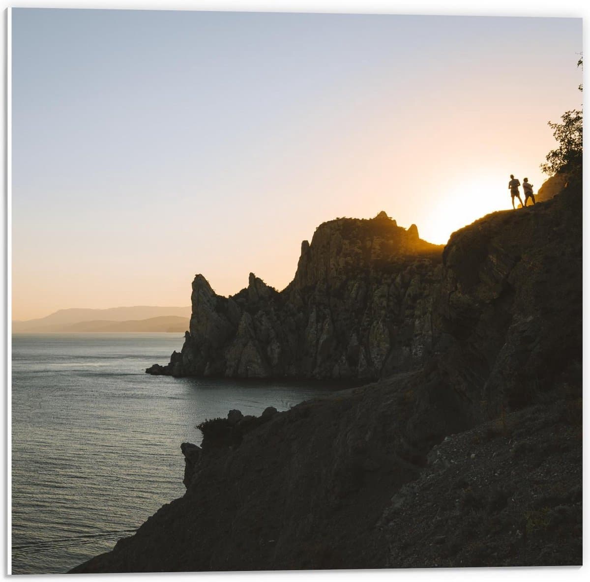 Forex - Cliff aan het Water - 50x50cm Foto op Forex