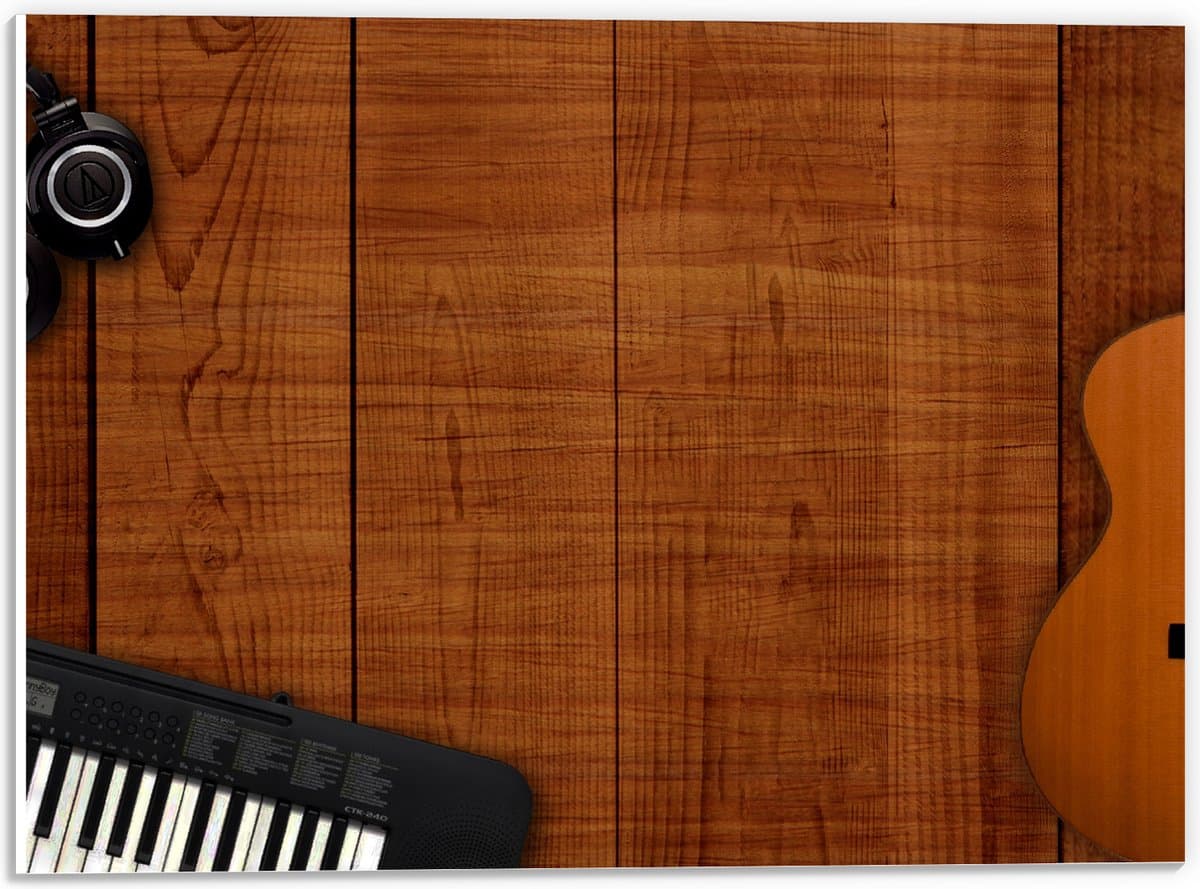 PVC Schuimplaat - Koptelefoon, Piano en Gitaar op Houten Ondergrond - 40x30 cm Foto op PVC Schuimplaat (Met Ophangsysteem)