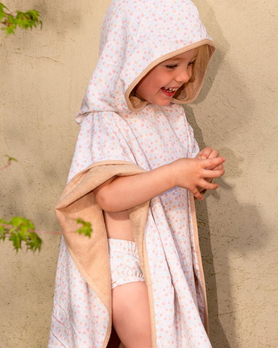 Fresk UV badponcho one size - Badcape met Capuchon – Sneldrogend Strandlaken - Meisjes - Roze - Garden Flowers