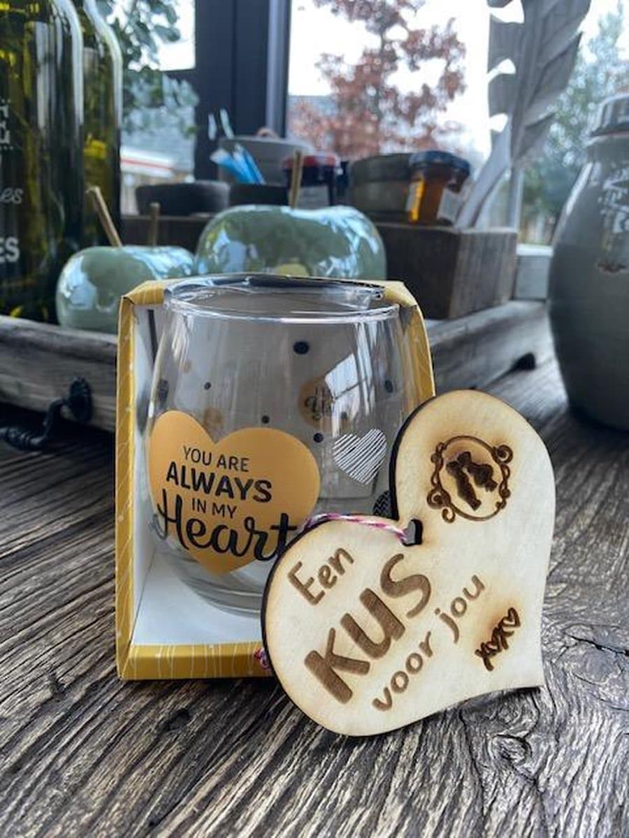 Cadeaupakket;  Water- wijn glas Hartje You are always.. / Houten hanger hartje Een kus.. / liefde / Valentijnsdag / vriendschap / vaderdag / moederdag / verjaardag / cadeau