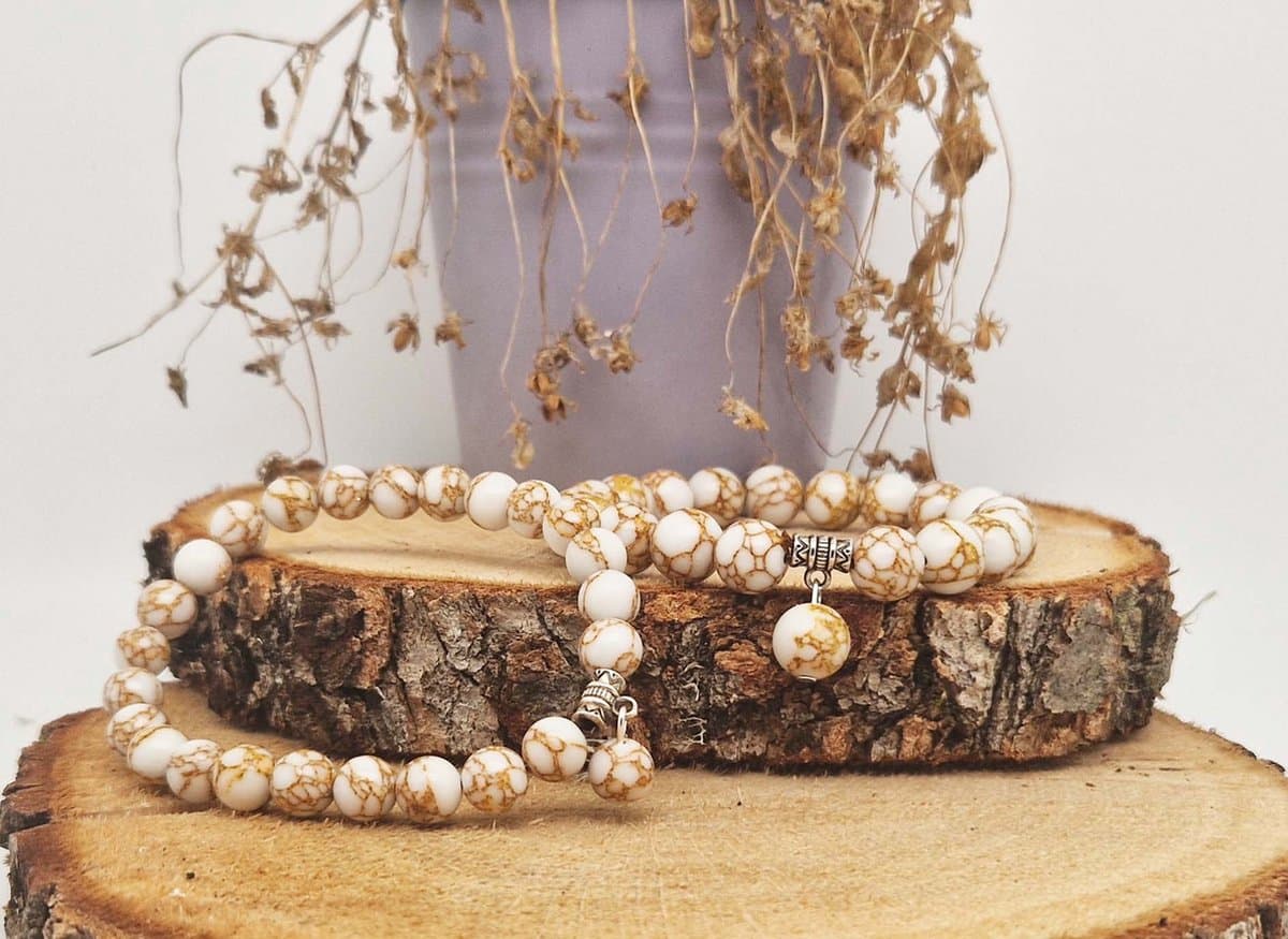 Handgemaakte Fatema natuursteen armband met natuursteen hanger " Wit howliet gesponnen goud" -10 mm diameter van de korrel- Diameter armband 20 cm - Een mooi cadeau voor familie en vrienden