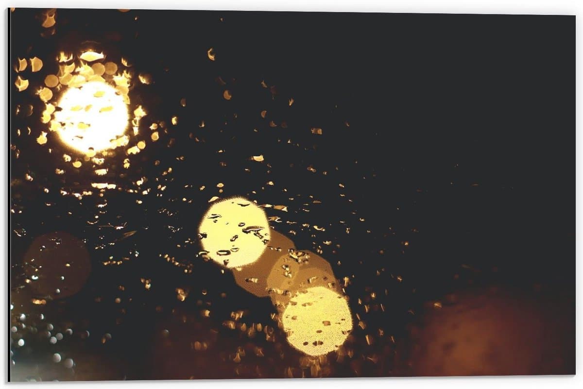 Dibond - Lampjes bij Regendruppels - 60x40cm Foto op Aluminium (Met Ophangsysteem)
