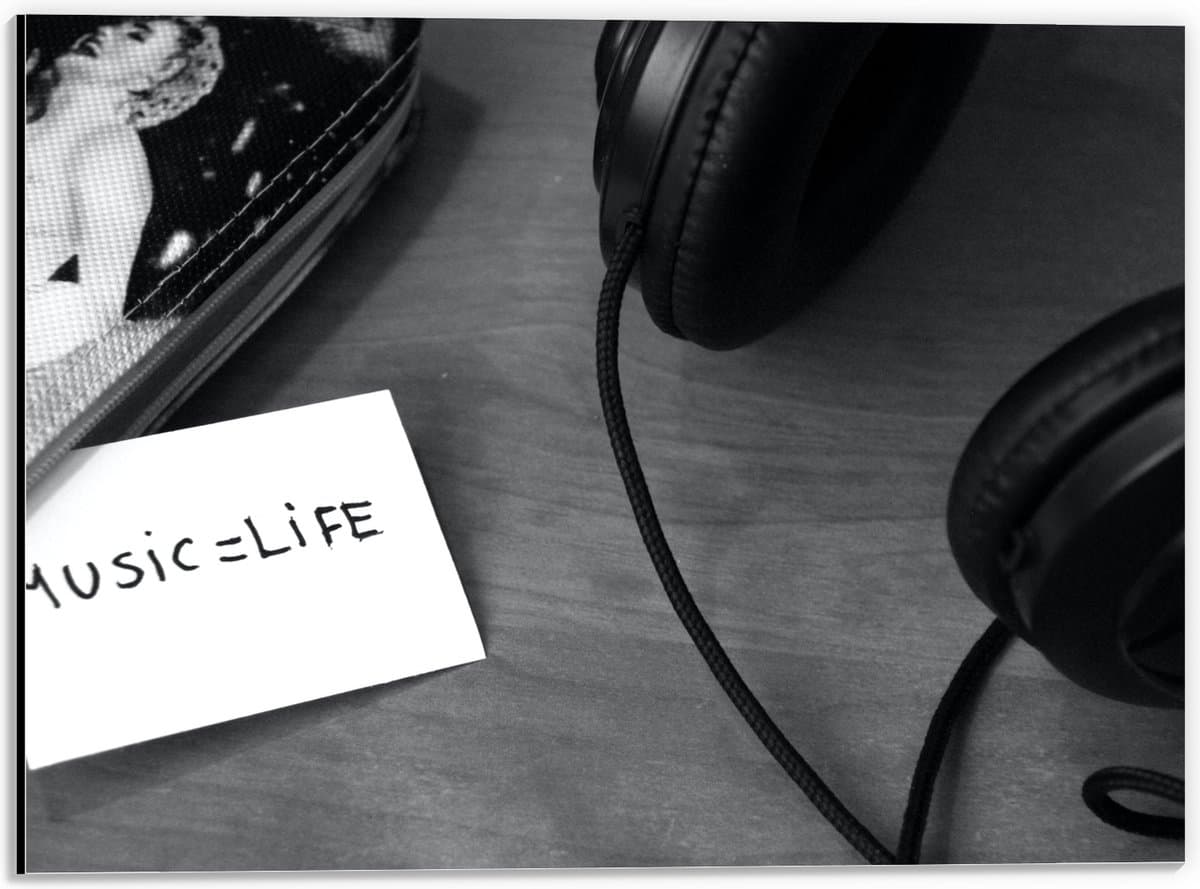 Dibond - Koptelefoon met Aantekening ''Music = Life'' (Zwart- wit) - 40x30 cm Foto op Aluminium (Wanddecoratie van metaal)