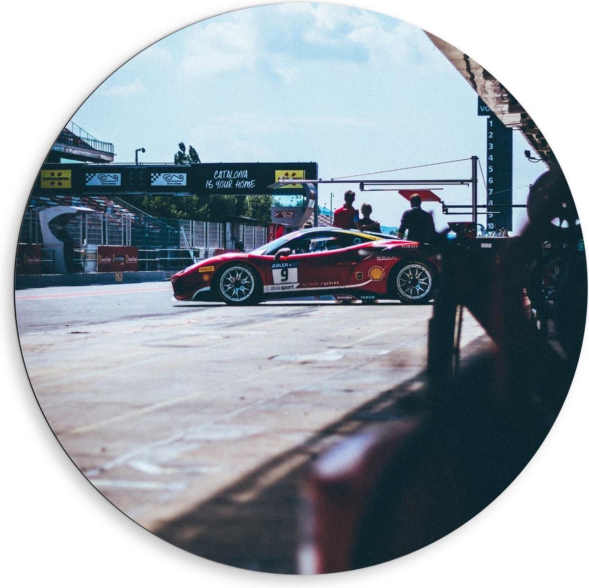Dibond Wandcirkel - Rode Auto op Racebaan - 80x80cm Foto op Aluminium Wandcirkel (met ophangsysteem)