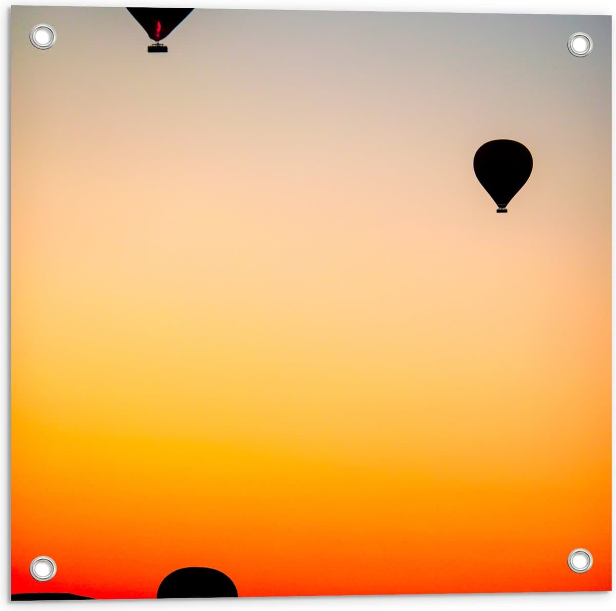 Tuinposter – Silhouet van Drie Luchtballonnen bij Feloranje Zonsondergang - 50x50 cm Foto op Tuinposter (wanddecoratie voor buiten en binnen)