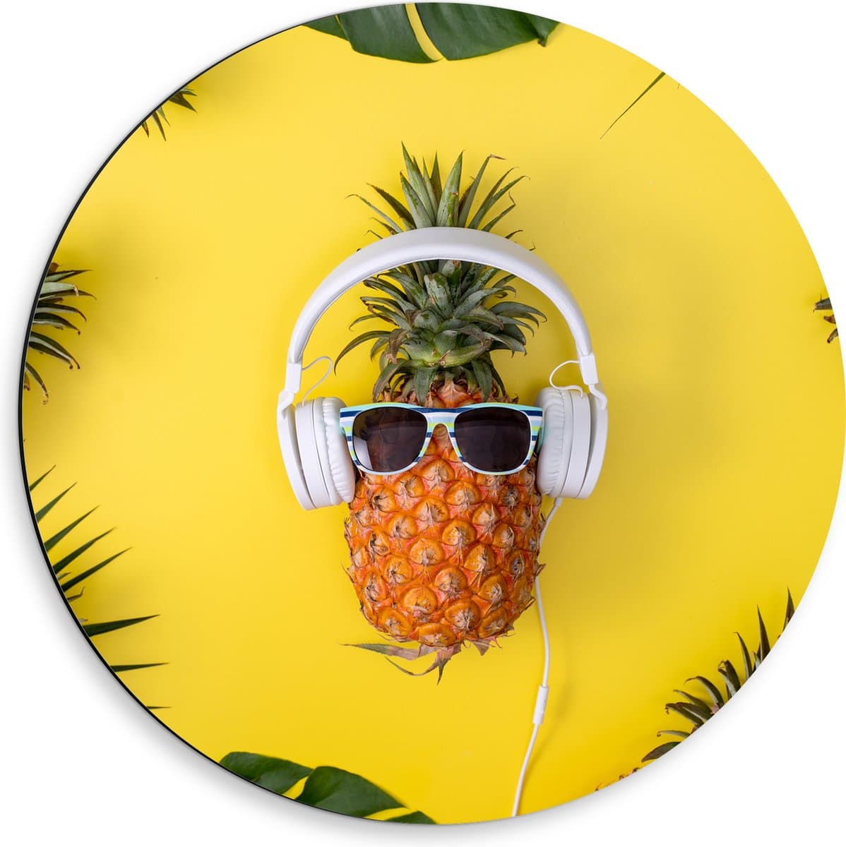 Dibond Muurcirkel - Ananas met Witte Headset op Felgele Achtergrond - 50x50 cm Foto op Aluminium Muurcirkel (met ophangsysteem)