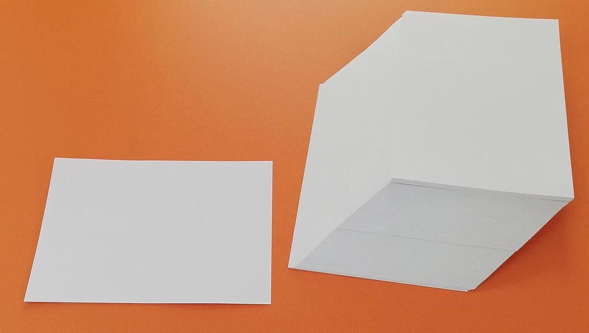 100 vellen 80 g mat plakpapier A6 150 x 105 mm met scheuruitsparingen aan de achterkant voor inkjet- en laserprinters
