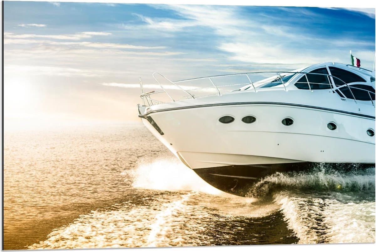 Dibond - Zijkant van Witte Boot op Zee - 90x60cm Foto op Aluminium (Met Ophangsysteem)