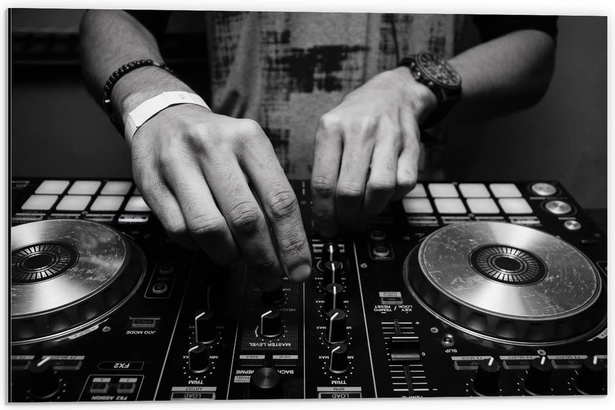 Dibond - Dj Set Zwart - Wit - 60x40cm Foto op Aluminium (Met Ophangsysteem)