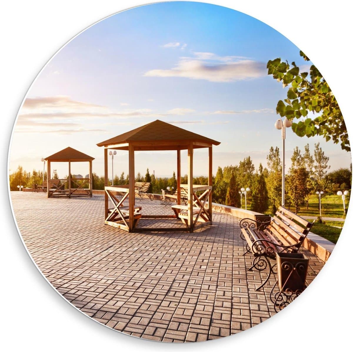Forex Wandcirkel - Park met Bankjes - 50x50cm Foto op Wandcirkel (met ophangsysteem)
