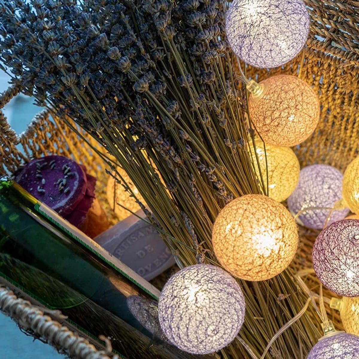 Provence LED lichtsnoer met 24 katoenen decoratieve bollen - Guirled – USB – met afstandbediening - lampionnen - lichtslinger