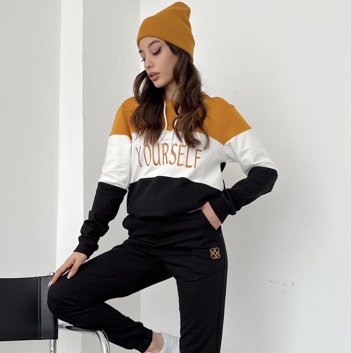 Loxxey® - Katoen - Yourself - Vrijetijdspak - Joggingpak - Huispak - Home Wear - Hoodie - Trainingspak - Tracksuit - 1 Set (2 Delig) - Dames - Maat 4XL - Mosterdgeel / Zwart