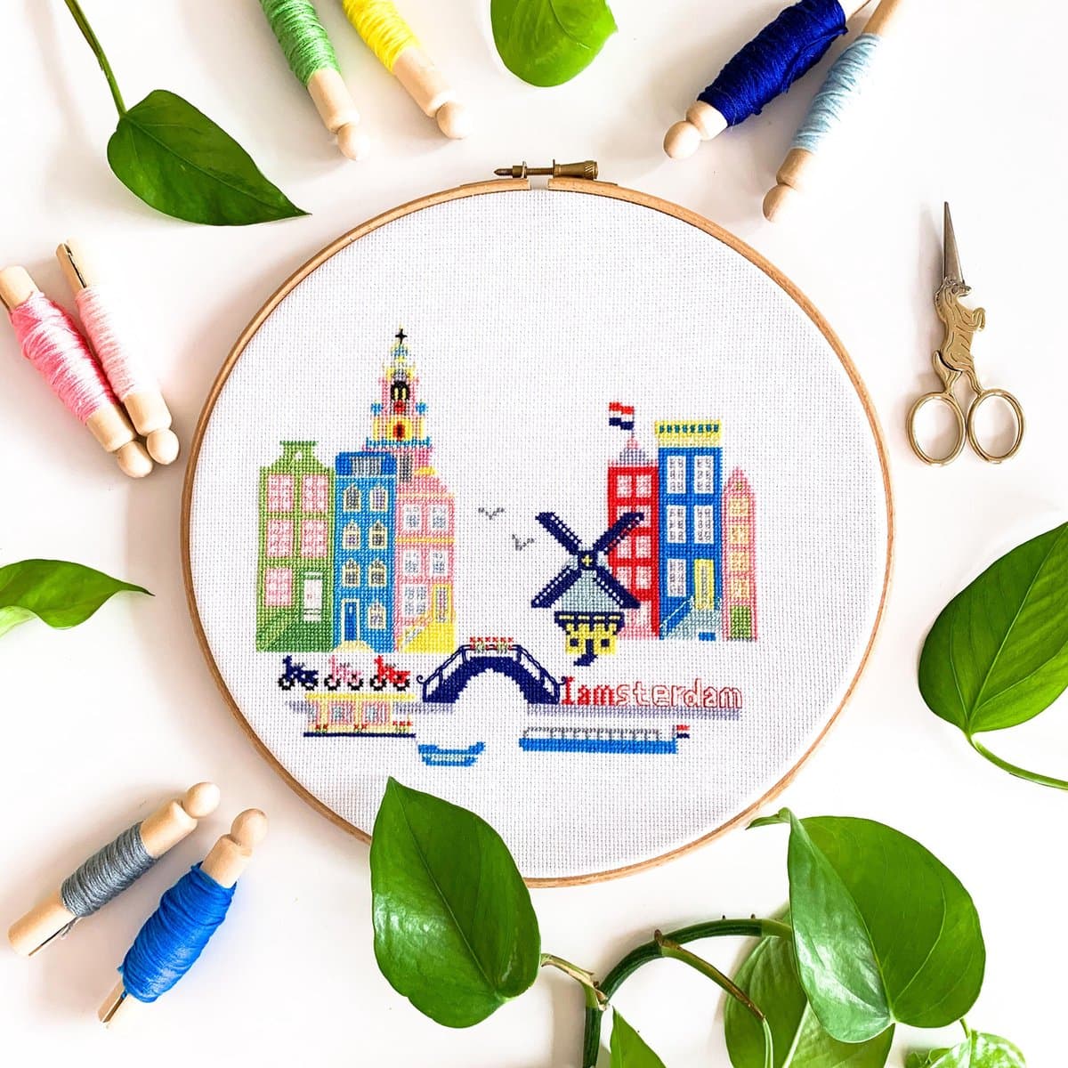 Borduurpakket Sunny modern Amsterdam - modern borduurpakket inclusief borduurring en DMC garen. Geboorte souvenir Nederland