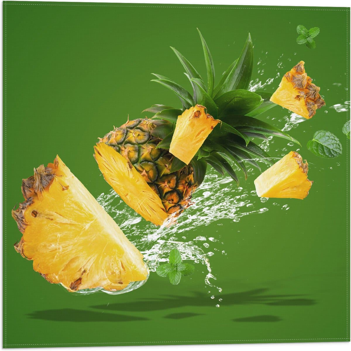 Vlag - Gele Ananas in Stukken tegen Groene Achtergrond - 50x50 cm Foto op Polyester Vlag