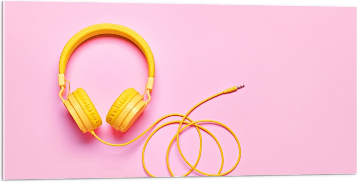Acrylglas - Gele Headset tegen Roze Achtergrond - 100x50 cm Foto op Acrylglas (Met Ophangsysteem)