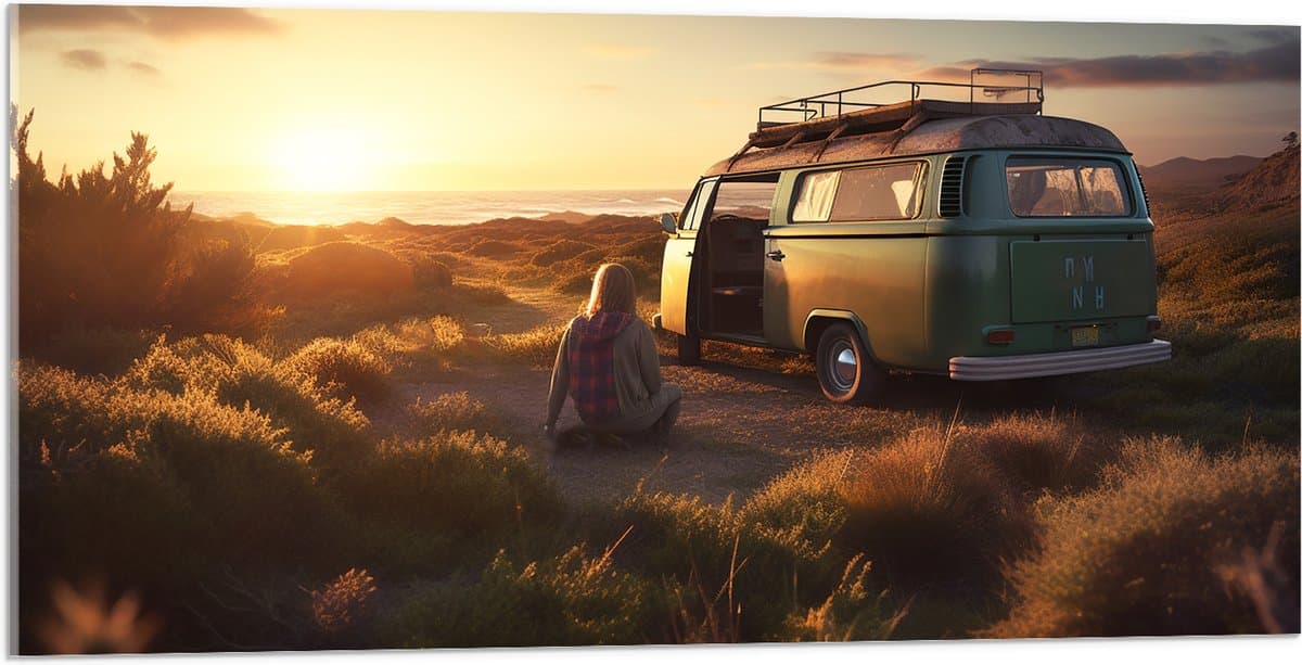 Acrylglas - Vrouw met Camper in Landschap - 100x50 cm Foto op Acrylglas (Wanddecoratie op Acrylaat)