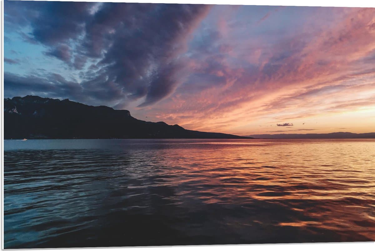 PVC Schuimplaat- Water - Zee - Bergen - Wolken - Kleuren - 90x60 cm Foto op PVC Schuimplaat