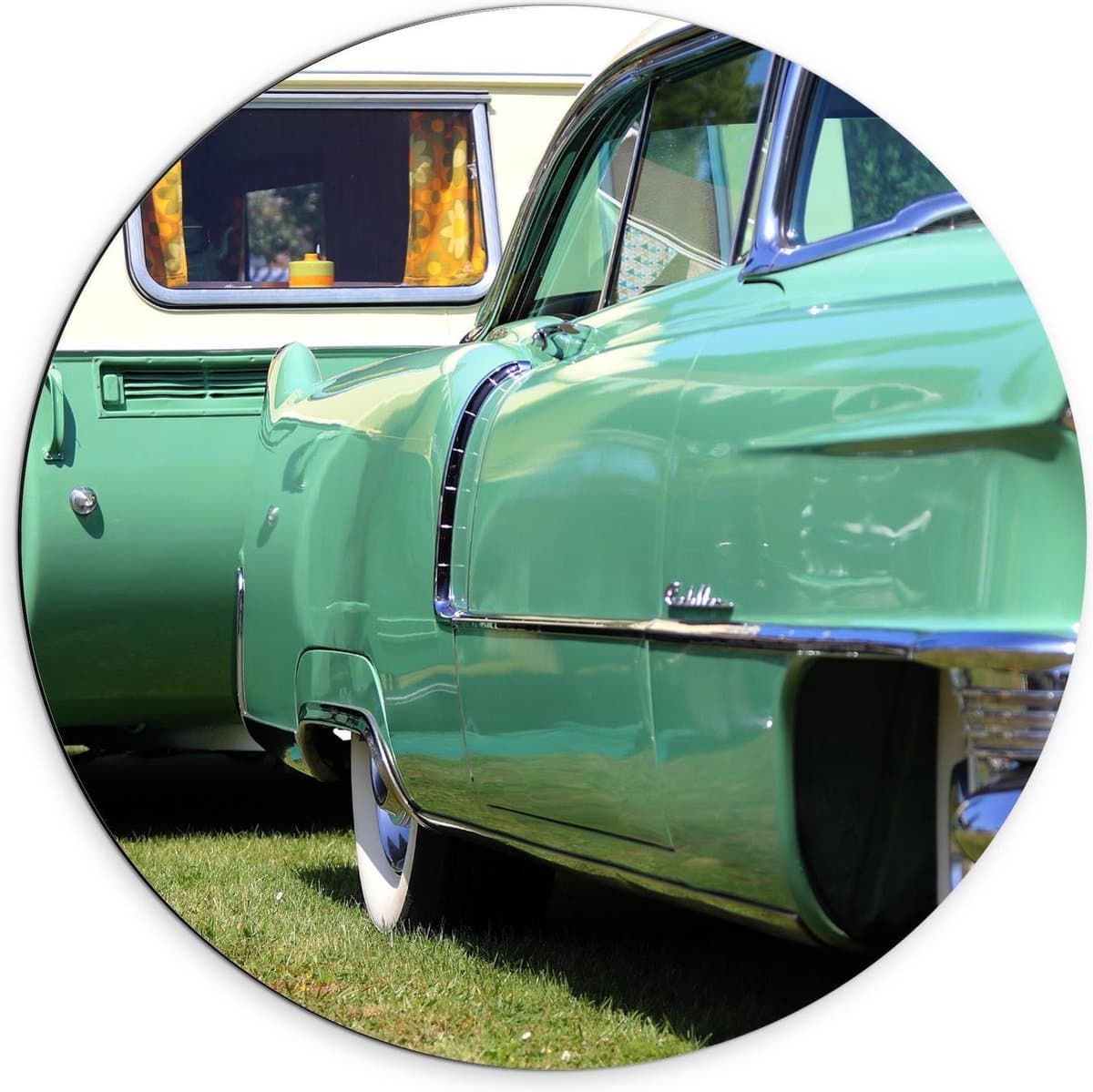 Dibond Wandcirkel - Groene Auto bij Wit Groene Caravan - 70x70cm Foto op Aluminium Wandcirkel (met ophangsysteem)