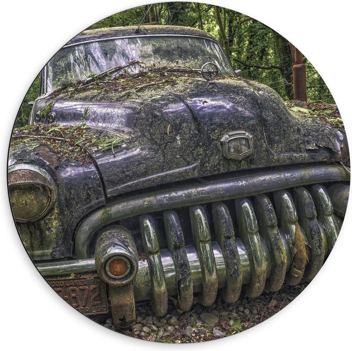 Dibond Wandcirkel - Oude Auto met Mos in het Bos  - 60x60cm Foto op Aluminium Wandcirkel (met ophangsysteem)
