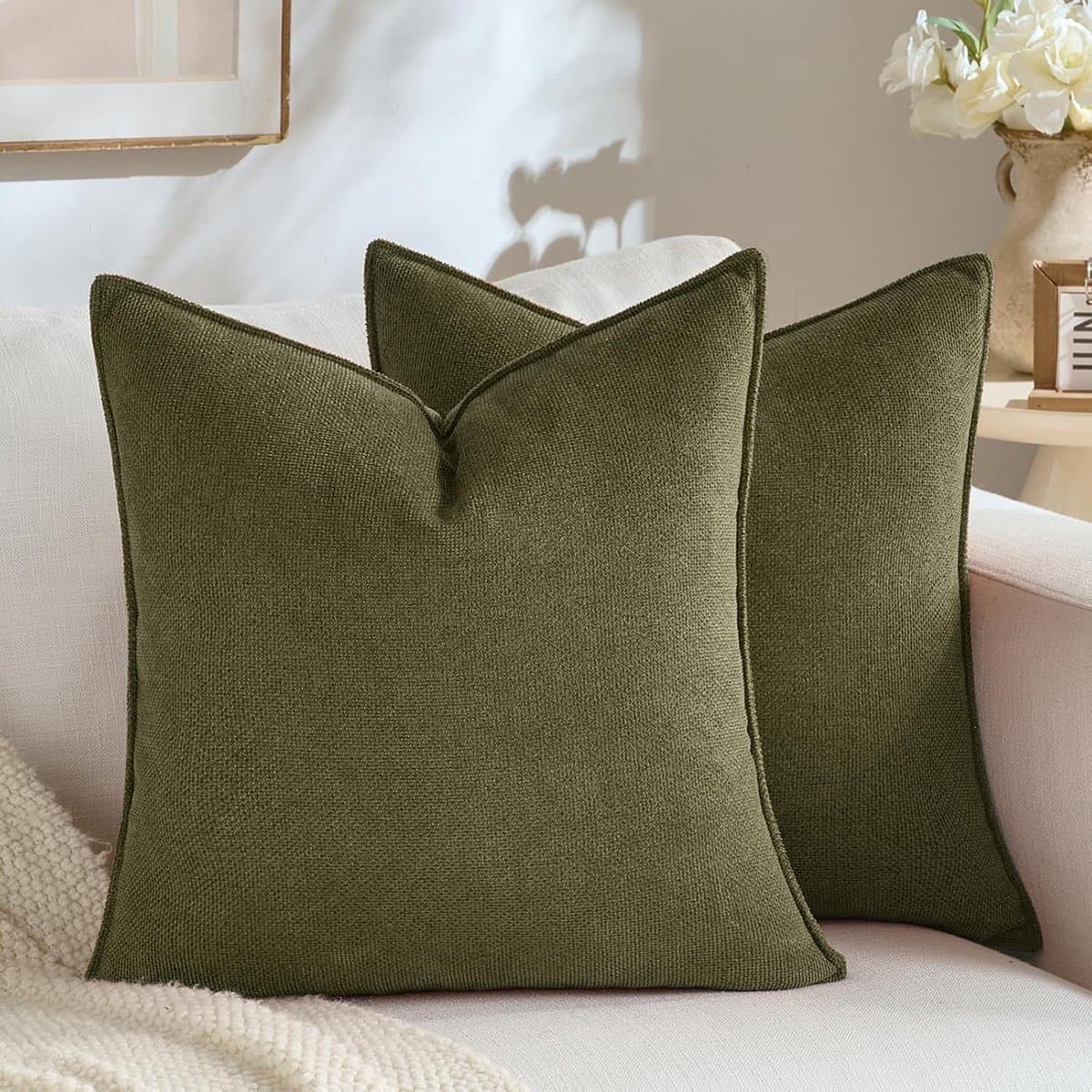 Set van 2 chenille kussenslopen, 55 x 55 cm, olijfgroen, moderne decoratie, effen, neutraal design met rand, uniek design, geschikt voor slaapkamer, woonkamer, bank, bed en woondecoratie