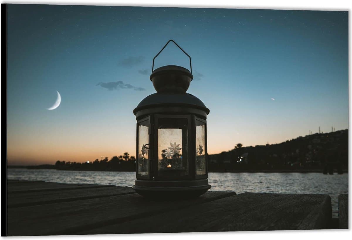 Dibond –Witte Lantaarn op Steiger bij Nacht– 150x100 Foto op Aluminium (Met ophangsysteem)