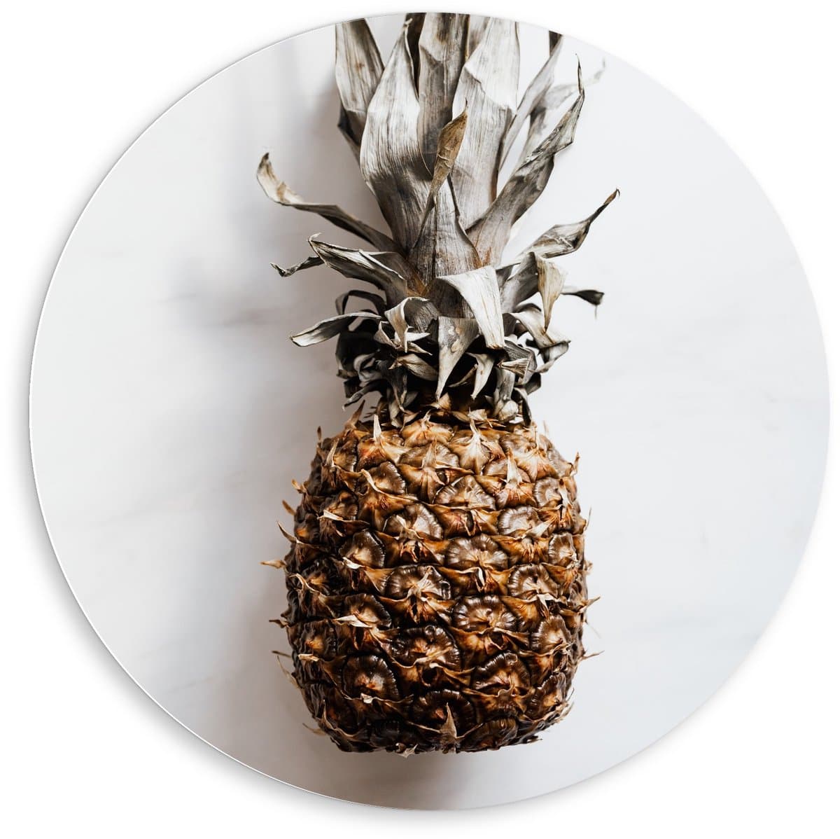 Forex Wandcirkel - Gele Ananas op Witte Achtergrond - 80x80cm Foto op Wandcirkel (met ophangsysteem)