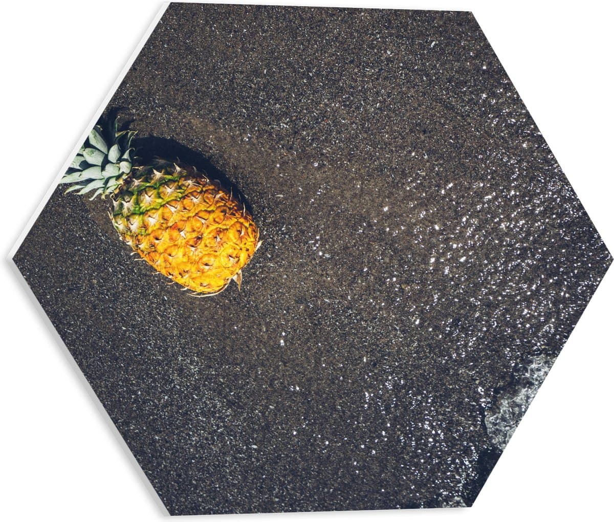 PVC Schuimplaat Hexagon - Ananas op het Strand met Zee - 40x34.8 cm Foto op Hexagon (Met Ophangsysteem)