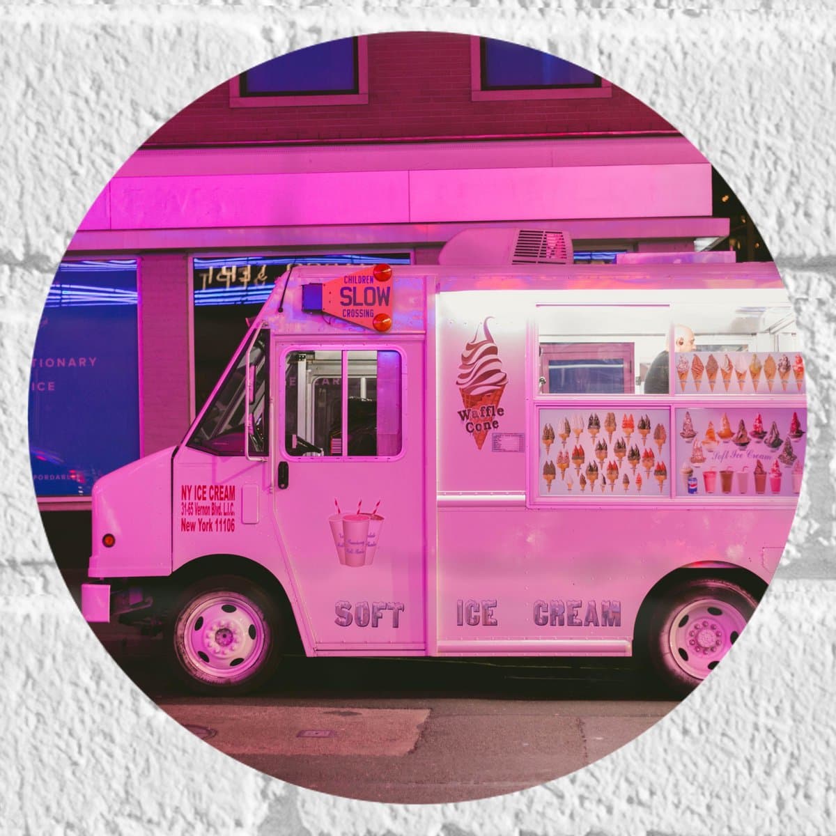 Muursticker Cirkel - Roze IJscowagen Rijdend door de Stad - 20x20 cm Foto op Muursticker