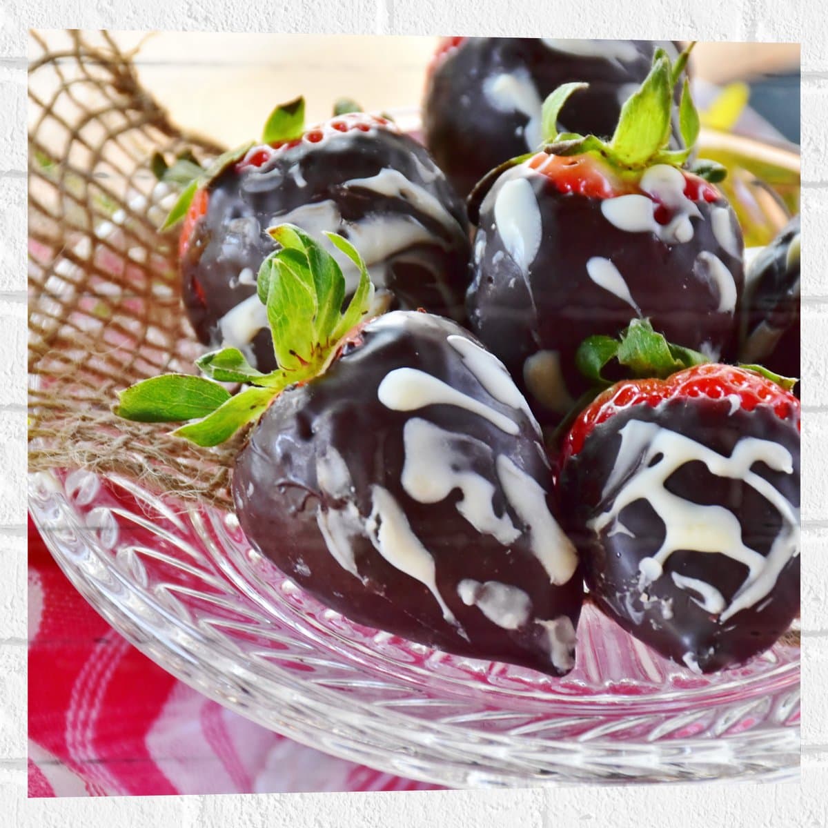 Muursticker - Aardbeien met Chocolade op Glazen Schaaltje - 50x50 cm Foto op Muursticker