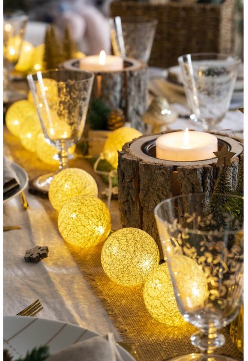 Treasure (Goud) LED lichtsnoer met 16 katoenen decoratieve bollen - Guirled – USB – met afstandbediening - lampionnen - lichtslinger