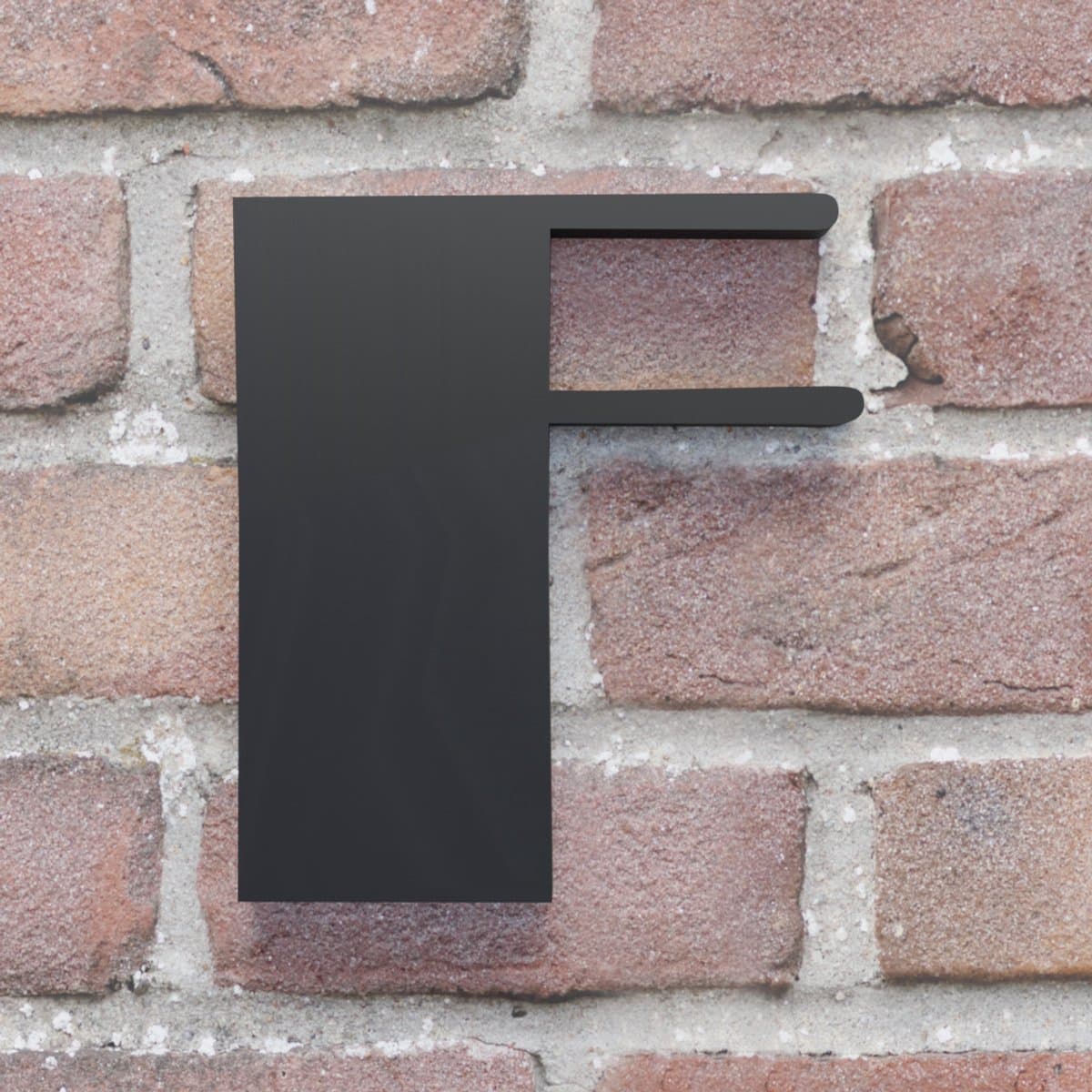 Huisnummer Broadway F zwart - Huisnummerbord - 15 cm - zelfklevend