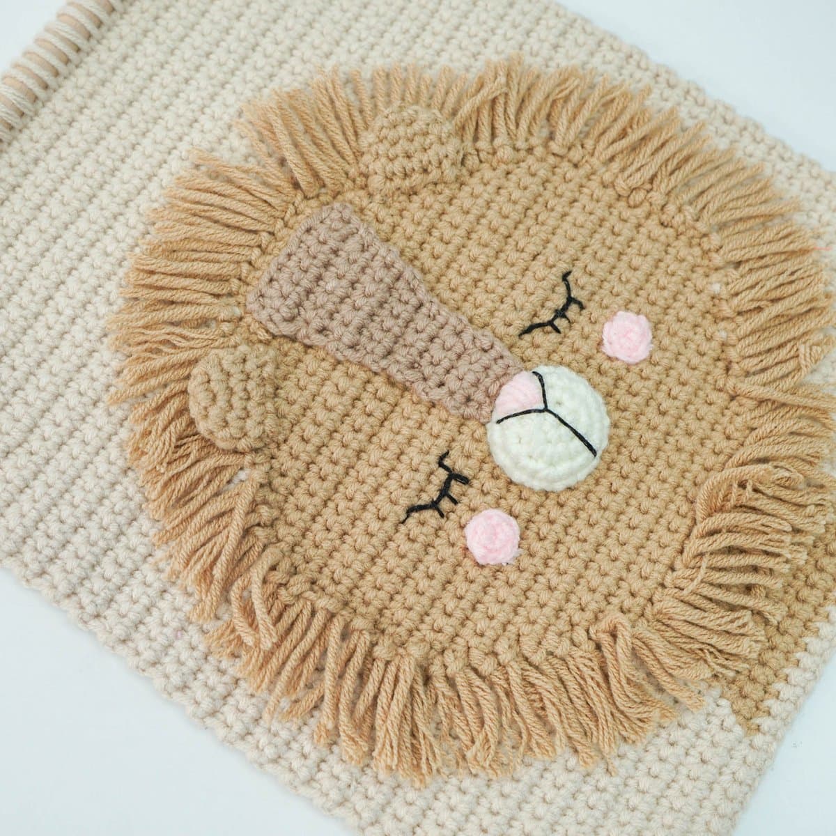 Leeuw decoratie handgemaakt– Leeuw knuffel -babykamer decoratie – Babykamer accessoires – jungle kinderkamer – wandkleed – wanddecoratie babykamer – crochet – muurdecoratie – Kersvers – safari dieren