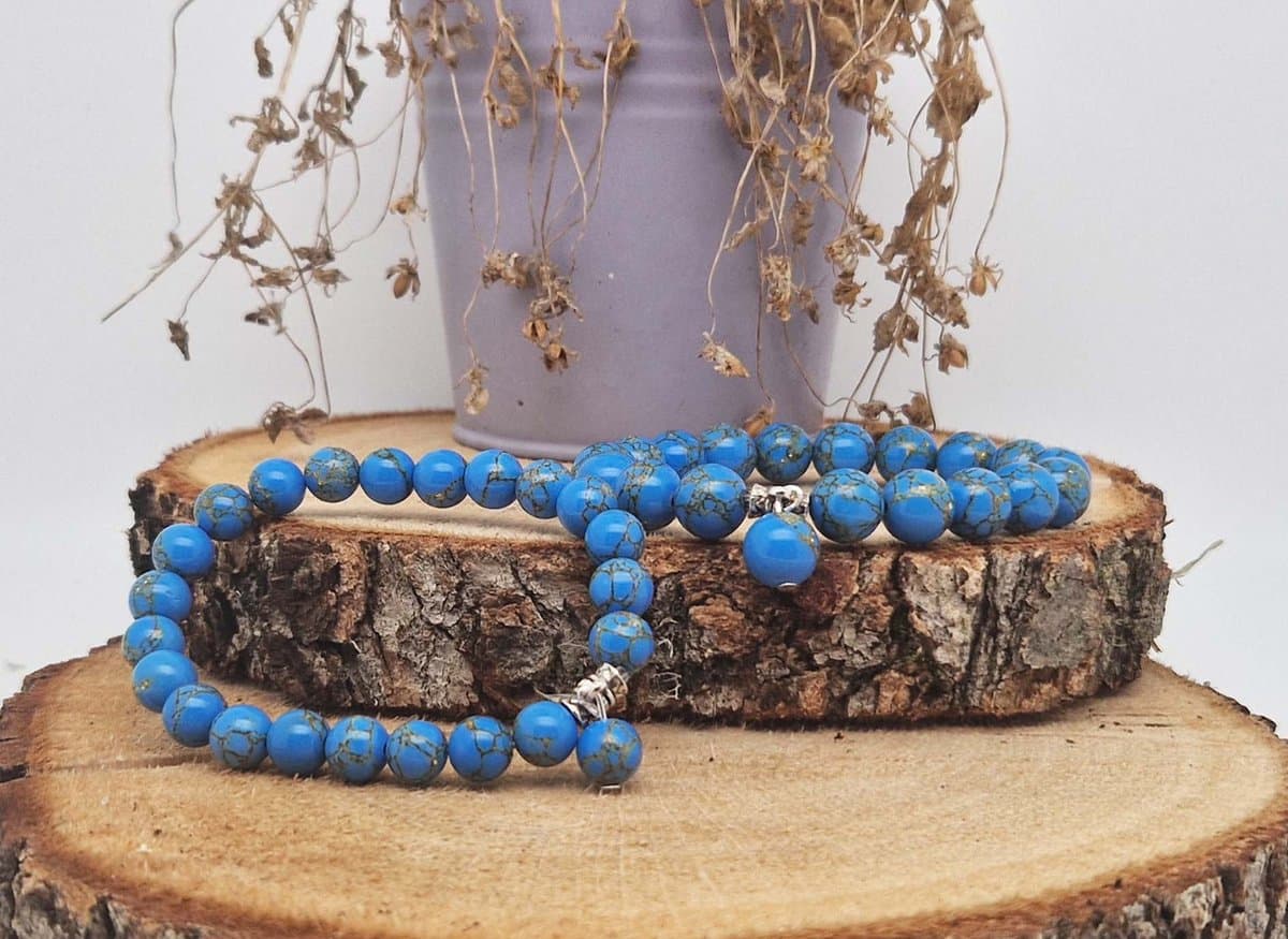 Handgemaakte Fatema natuursteen armband met natuursteen hanger " Blauw howliet gesponnen goud" -10 mm diameter van de korrel- Diameter armband 20 cm - Een mooi cadeau voor familie en vrienden