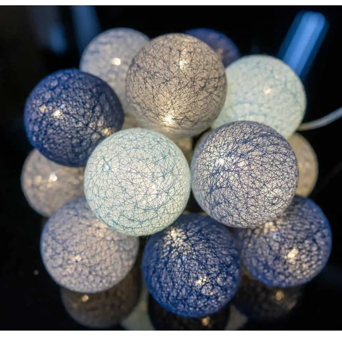 Byzantijnse LED lichtsnoer met 24 katoenen decoratieve bollen - Guirled – USB – met afstandbediening - lampionnen - lichtslinger