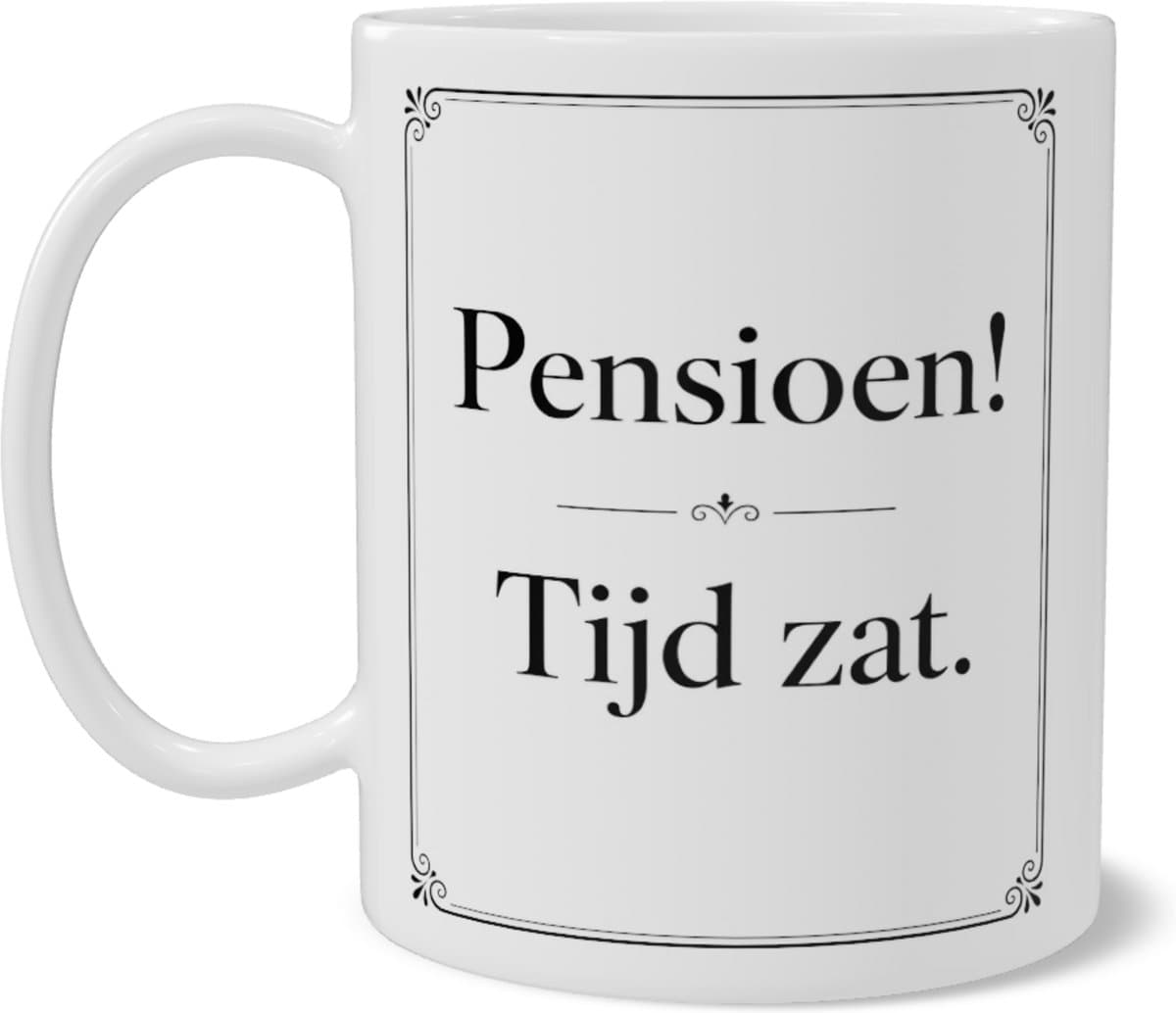 Minimalistische Pensioen Mok Pensioen! Tijd zat. - Grappige Koffiemok Dubbelzijdige Print - Strak Typografie Design Cadeau - Afscheidscadeau Collega Man en Vrouw Wit
