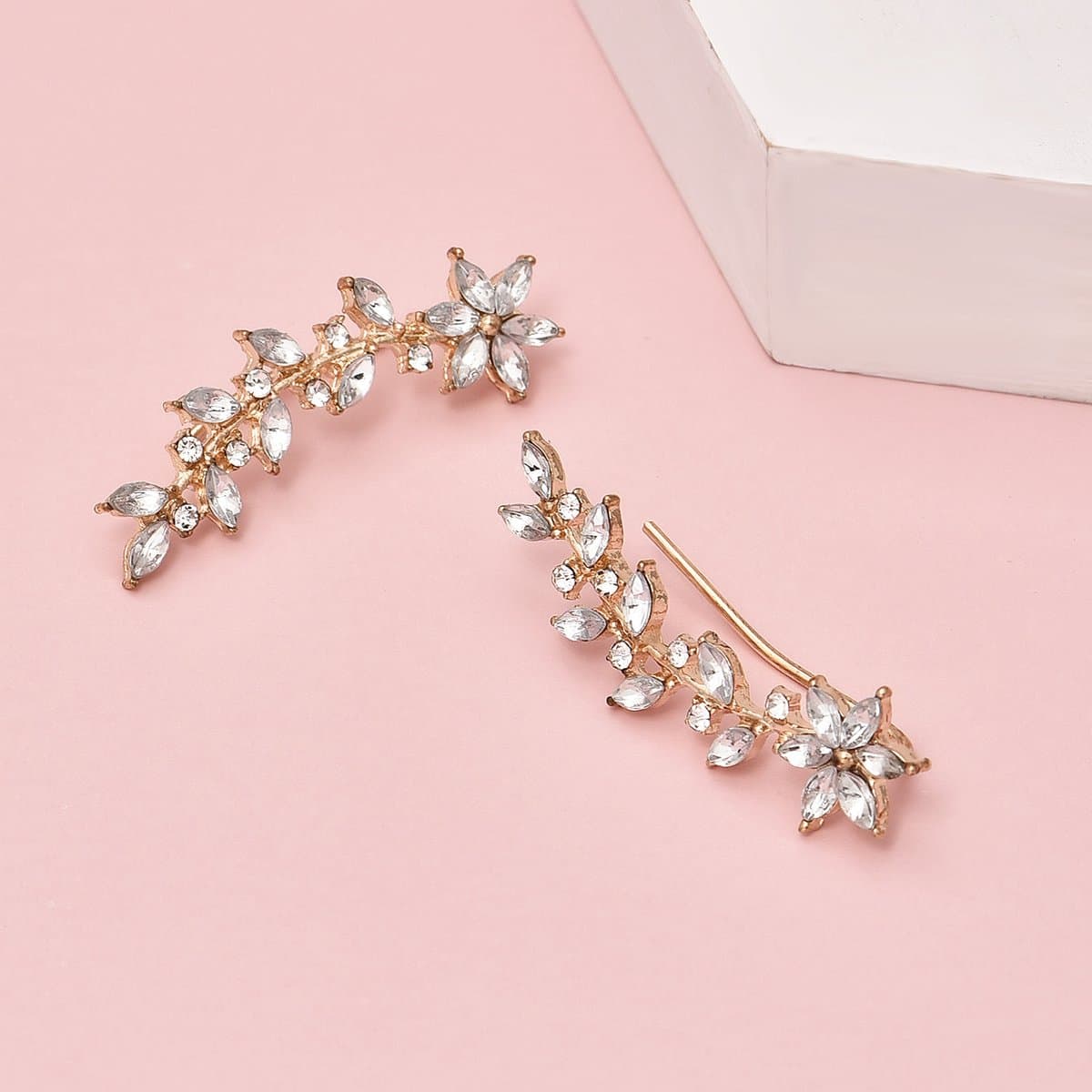 Sjika - Elegante Crystal Ear Climber Oorbellen – Bladdesign – Gold Plated – Luxe Oorbel met Kristallen – Voor Oorgaatjes – Lichtgewicht & Comfortabel – Cadeau voor Haar