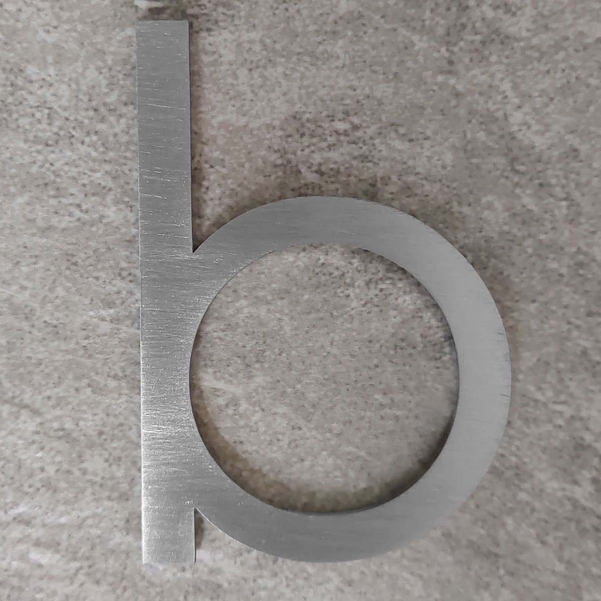 Logixbox - Huisletter b - RVS huisnummer plakken op je brievenbus met 3M, strak en makkelijk - Materiaal: RVS - Hoogte: 12cm - Kleur: RVS - Montage: 3M sticker - Type RVS/120/Light/b