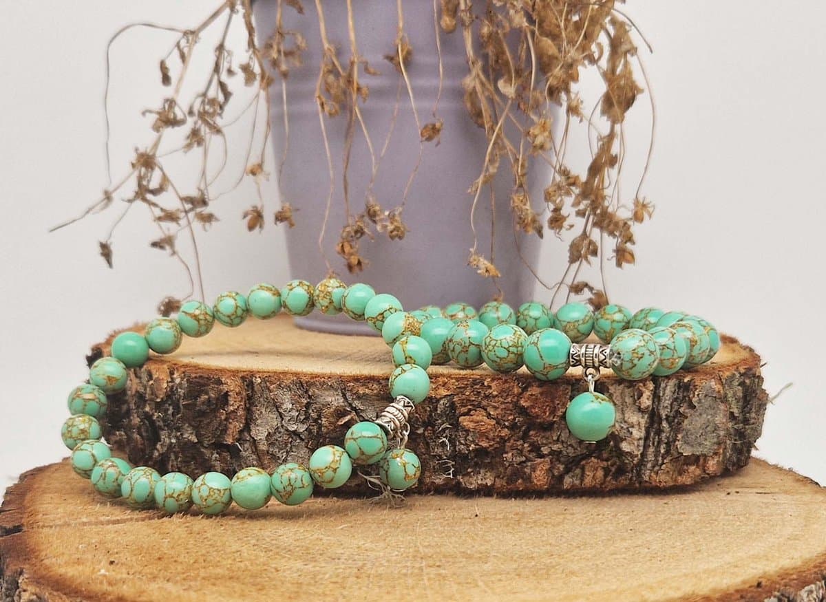 Handgemaakte Fatema natuursteen armband met natuursteen hanger "Groen howliet gesponnen goud " -10 mm diameter van de korrel- Diameter armband 20 cm - Een mooi cadeau voor familie en vrienden