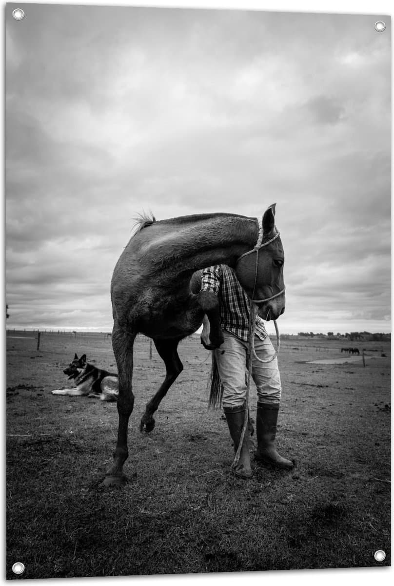 Tuinposter – Persoon met Paard in het Zwart Wit - 70x105 cm Foto op Tuinposter (wanddecoratie voor buiten en binnen)