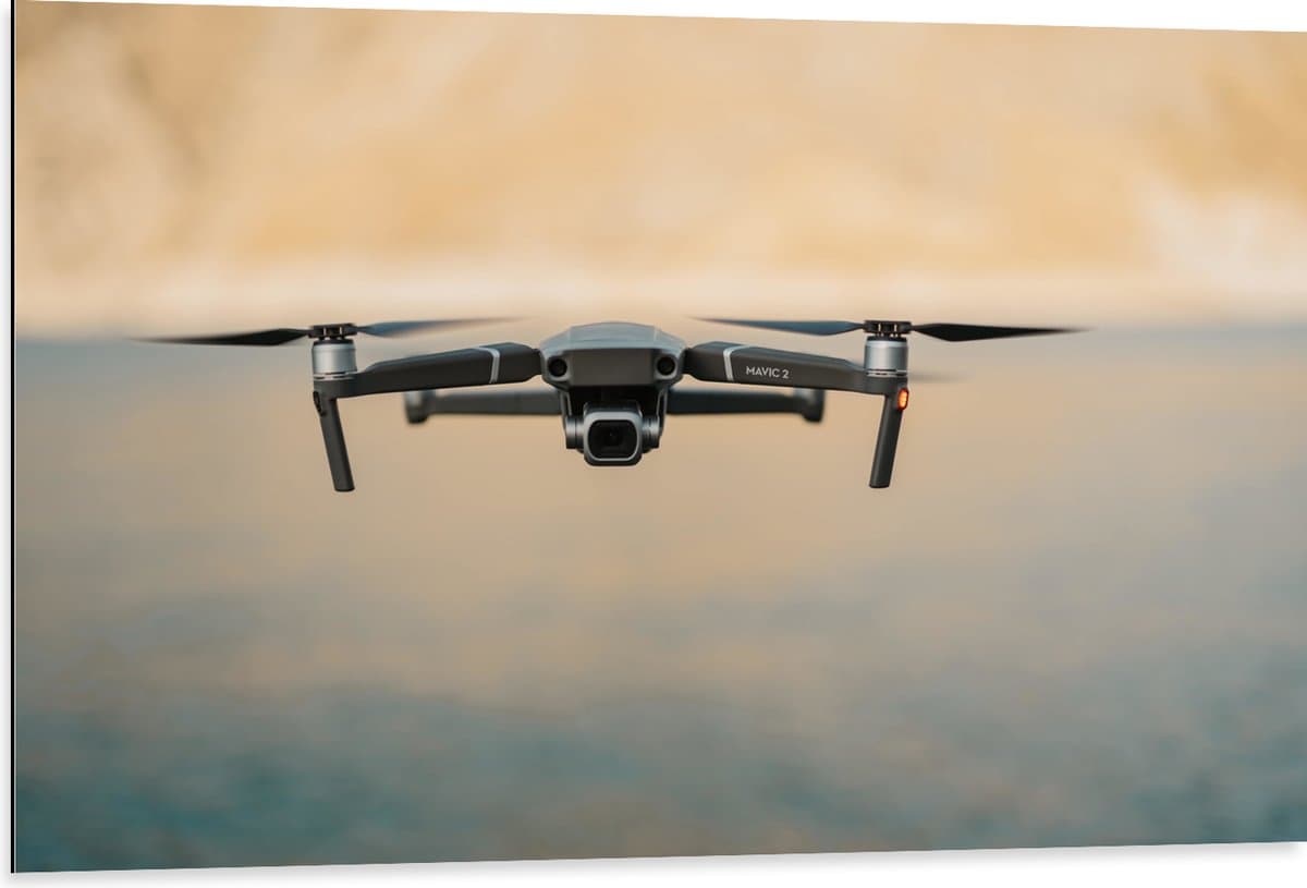 Dibond - Drone Vliegend boven het Meer - 105x70 cm Foto op Aluminium (Met Ophangsysteem)