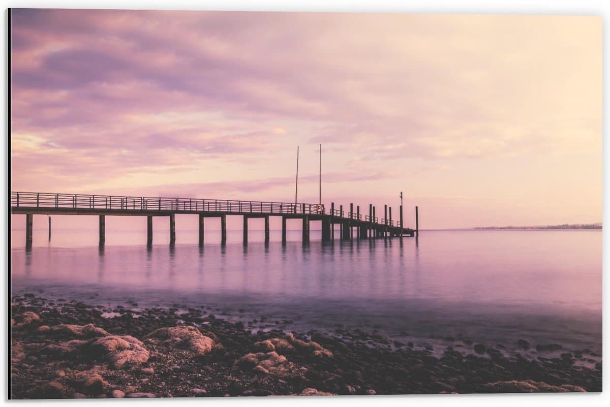 Dibond - Paars Water bij Steiger - 60x40cm Foto op Aluminium (Met Ophangsysteem)