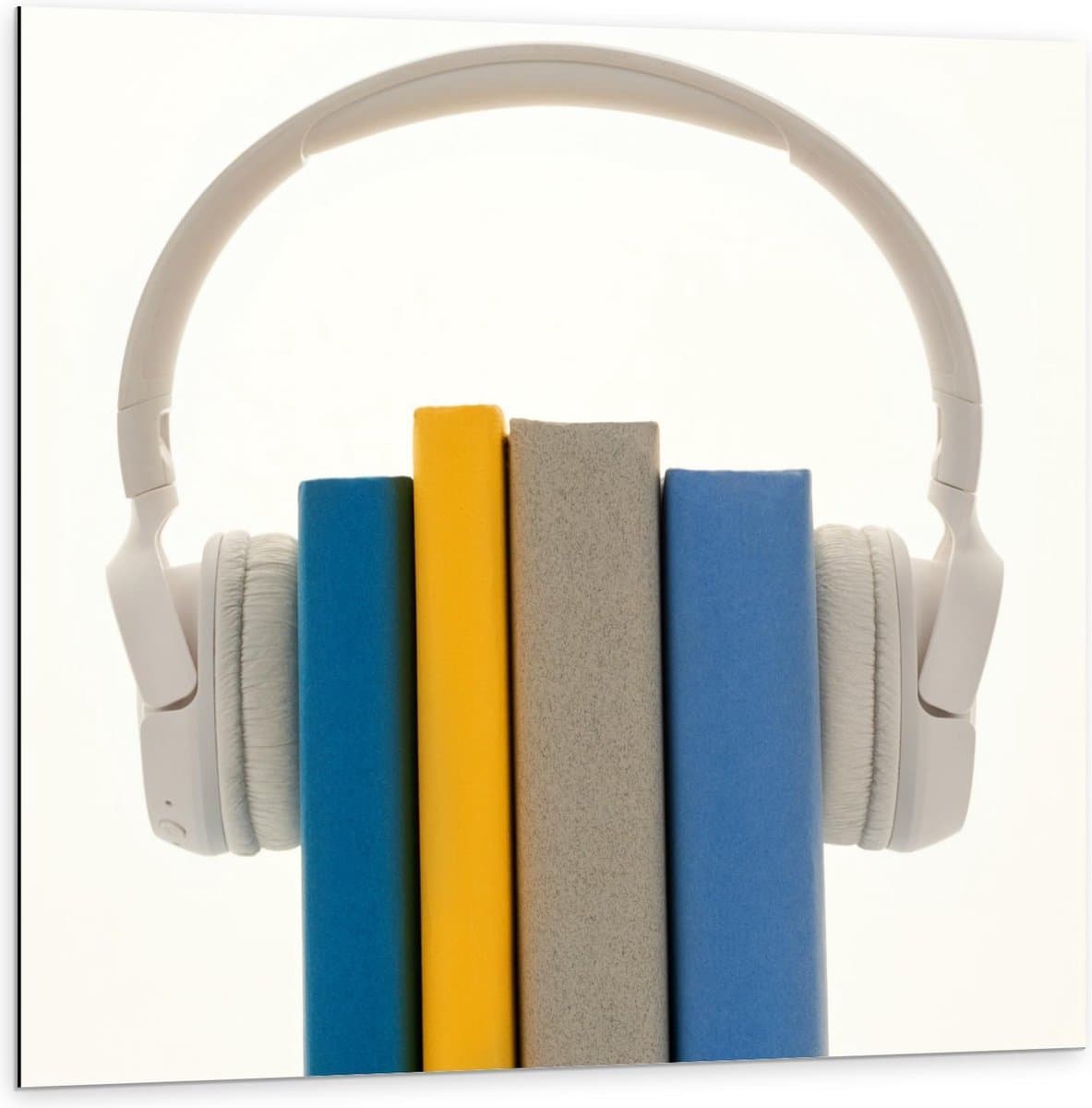Dibond - Witte Koptelefoon om Boeken - 100x100cm Foto op Aluminium (Wanddecoratie van metaal)