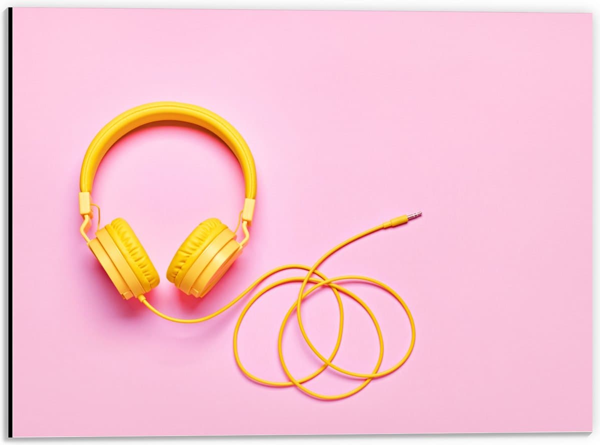 Dibond - Gele Headset tegen Roze Achtergrond - 40x30 cm Foto op Aluminium (Met Ophangsysteem)