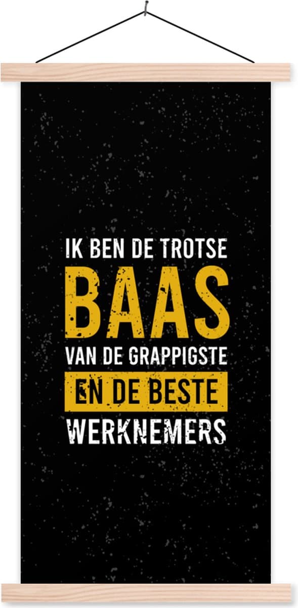 Posterhanger incl. Poster 40x80 cm - Schoolplaat - Spreuken - 'Ik ben de trotse baas van de grappigste en beste werknemers' - Quotes - Textielposter - Blanke latten